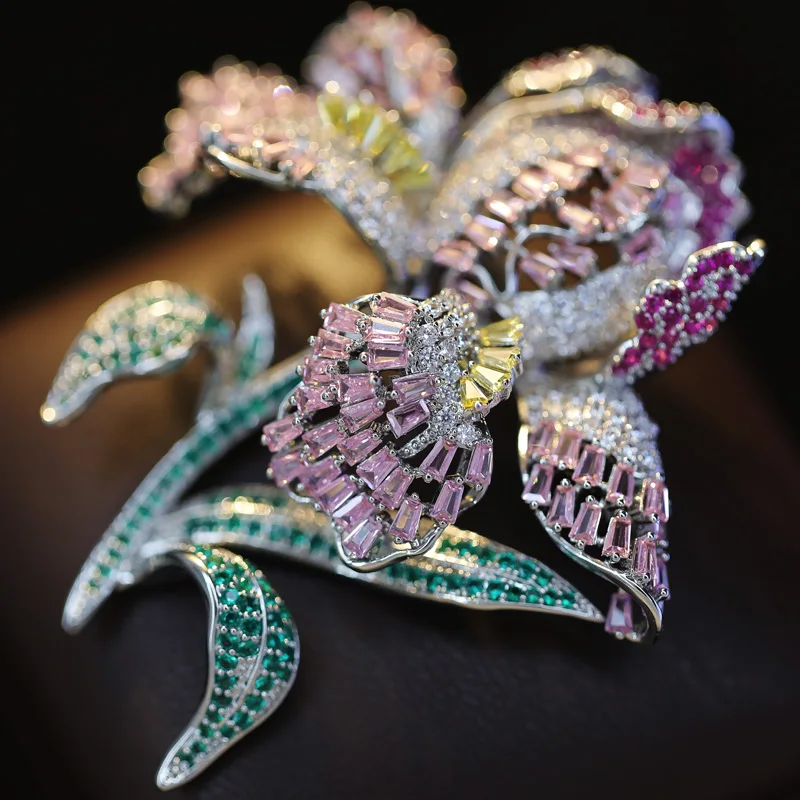 

Micro Inlaid Pink Zirconium Three-dimensional Iris Flower Brooch Luxury Design Elegant Clothing Accessories Pins for Women Gifts
