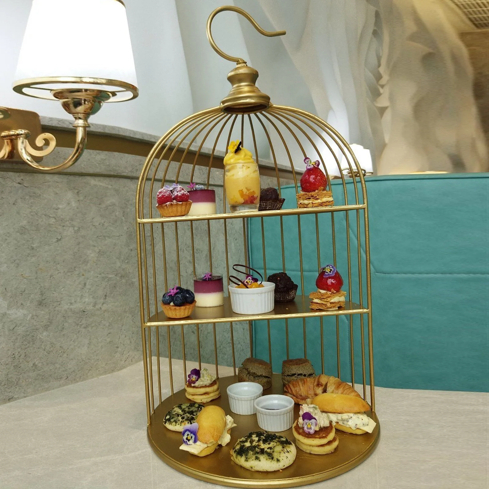 حامل كعكة ممتاز مستوحى من قفص الطيور مع ثلاث طبقات يعزز عرض الحلوى في حفلات الولائم وإعدادات الديكور المنزلي