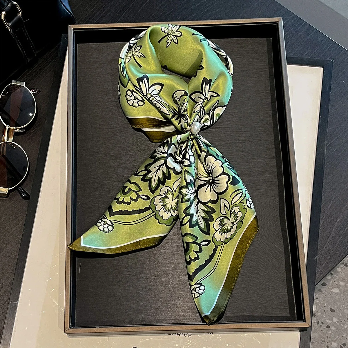 2025 العلامة التجارية الفاخرة الأوشحة للنساء شال طباعة الحرير الساتان الحجاب وشاح الإناث باندانا 53*53 سنتيمتر ساحة شالات وشاح للسيدات