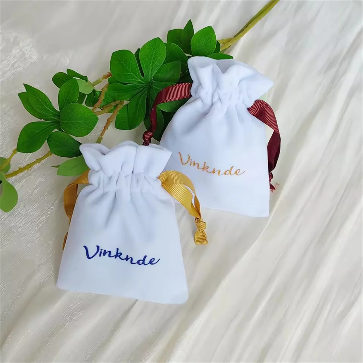 Borsa con coulisse in velluto verde erba Collana con orecchini piccoli Profumo Confezione cosmetica Custodia regalo Logo personalizzato Bomboniera