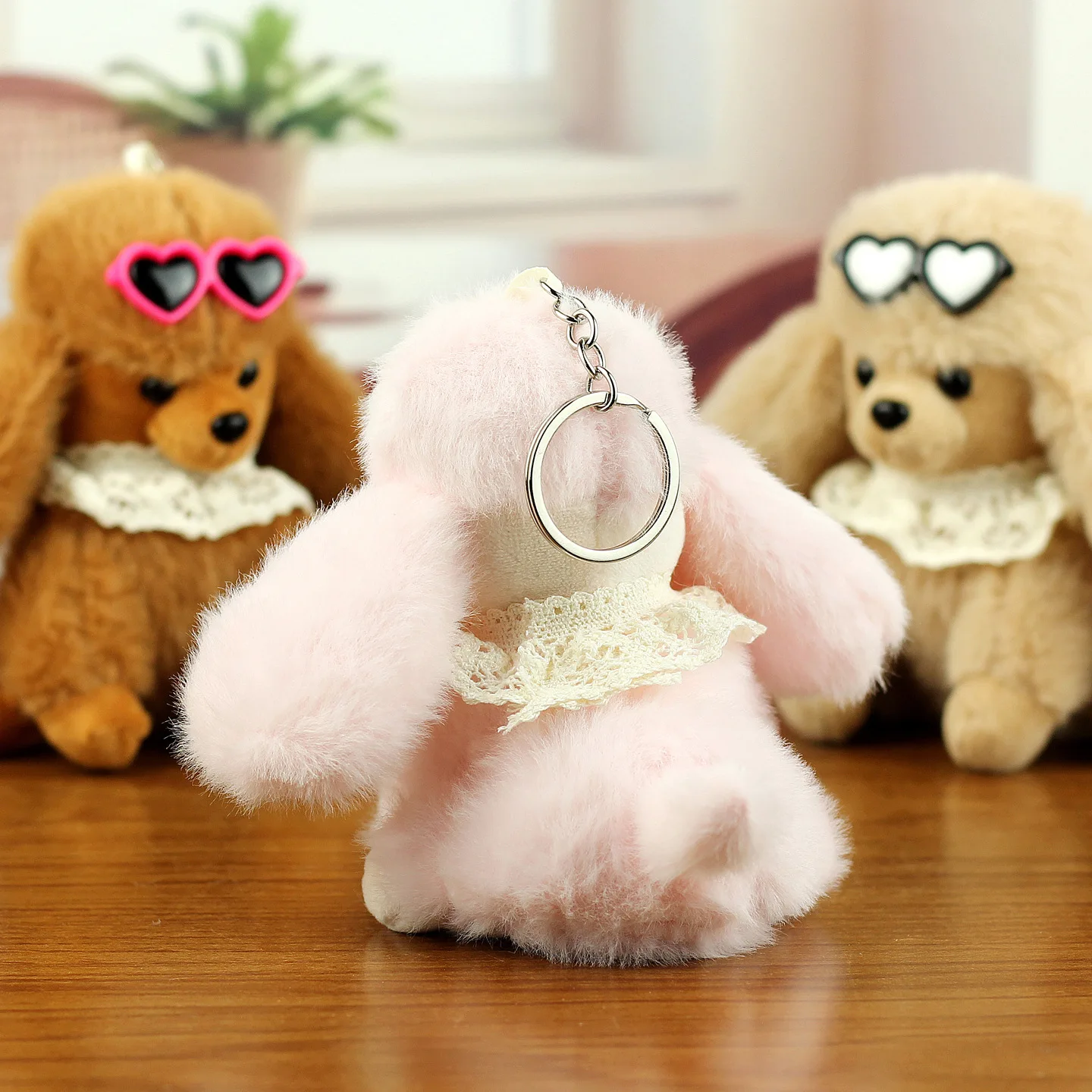 Llavero de perro adorable con corazón vibrante y gafas de sol, llavero de perro esponjoso, llavero de caniche de peluche ligero para bolsos, coches y mochilas