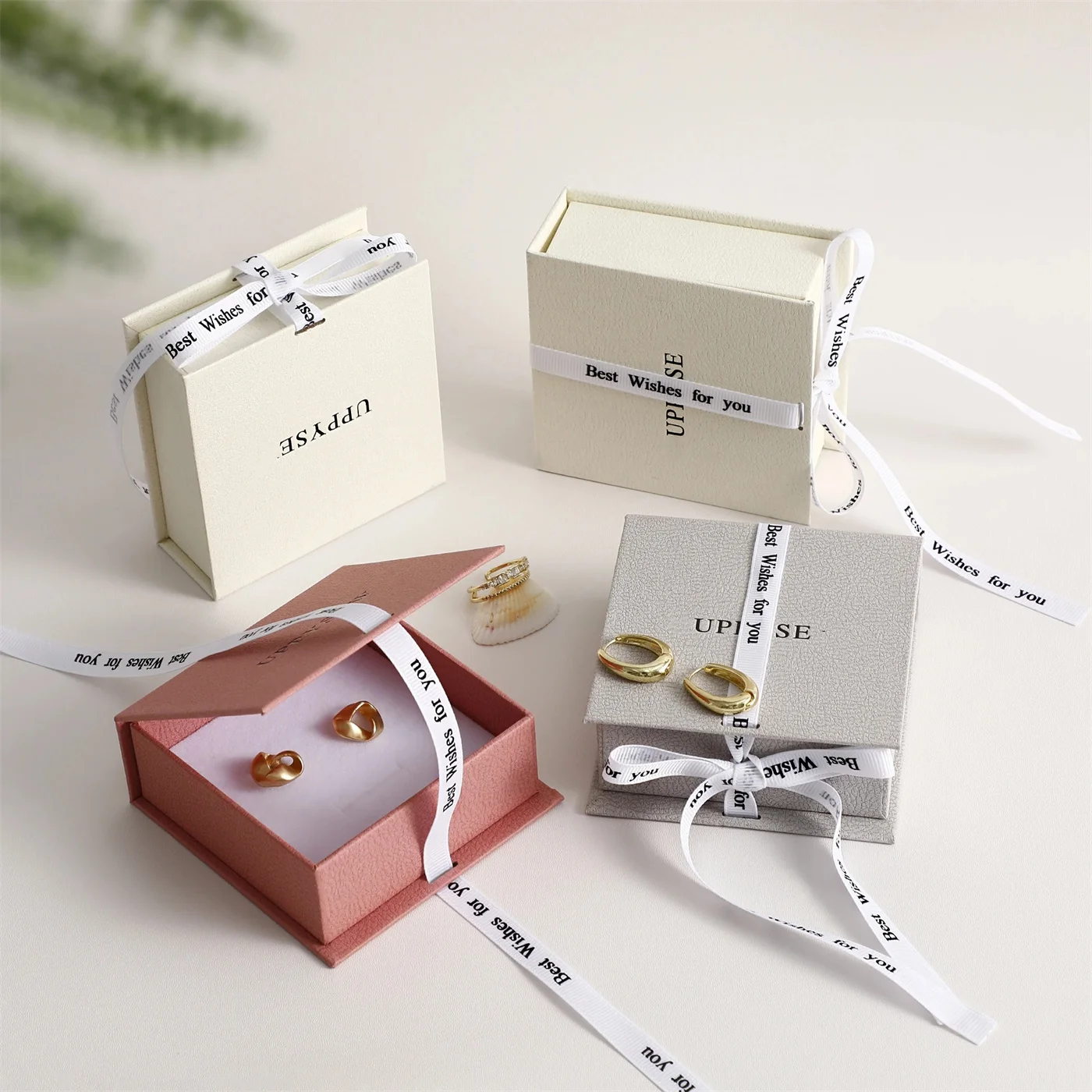 9*9*3.5cm Luxury Flip Magnetic Strap Jewelry Box Cardboard Textured Paper Necklace Bracelet Necklace Jewelry Box Custom