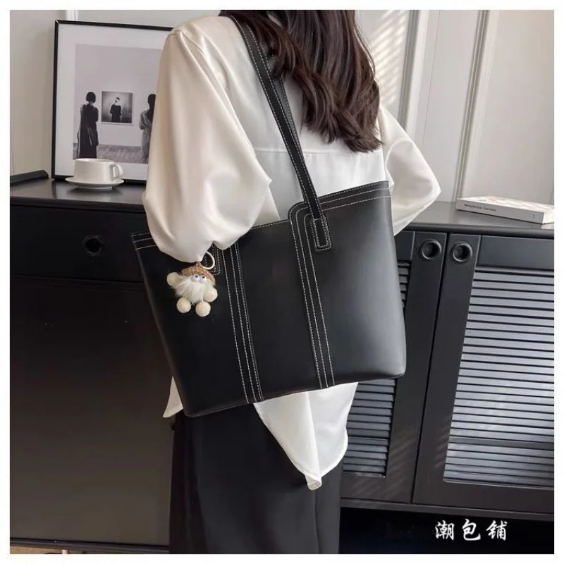 Popular bag for women with large capacity in 2024new fashionable texture shoulder bag for spring and summer versatile commutin