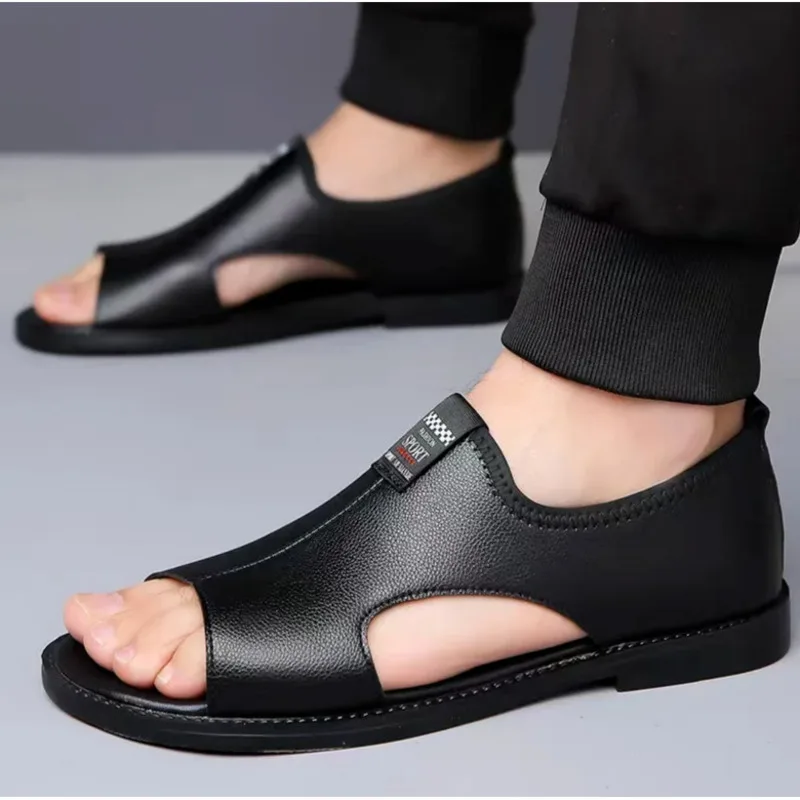 

2025 новые модные дизайнерские кожаные повседневные мужские летние удобные пляжные уличные тапочки, нескользящие мужские сандалии