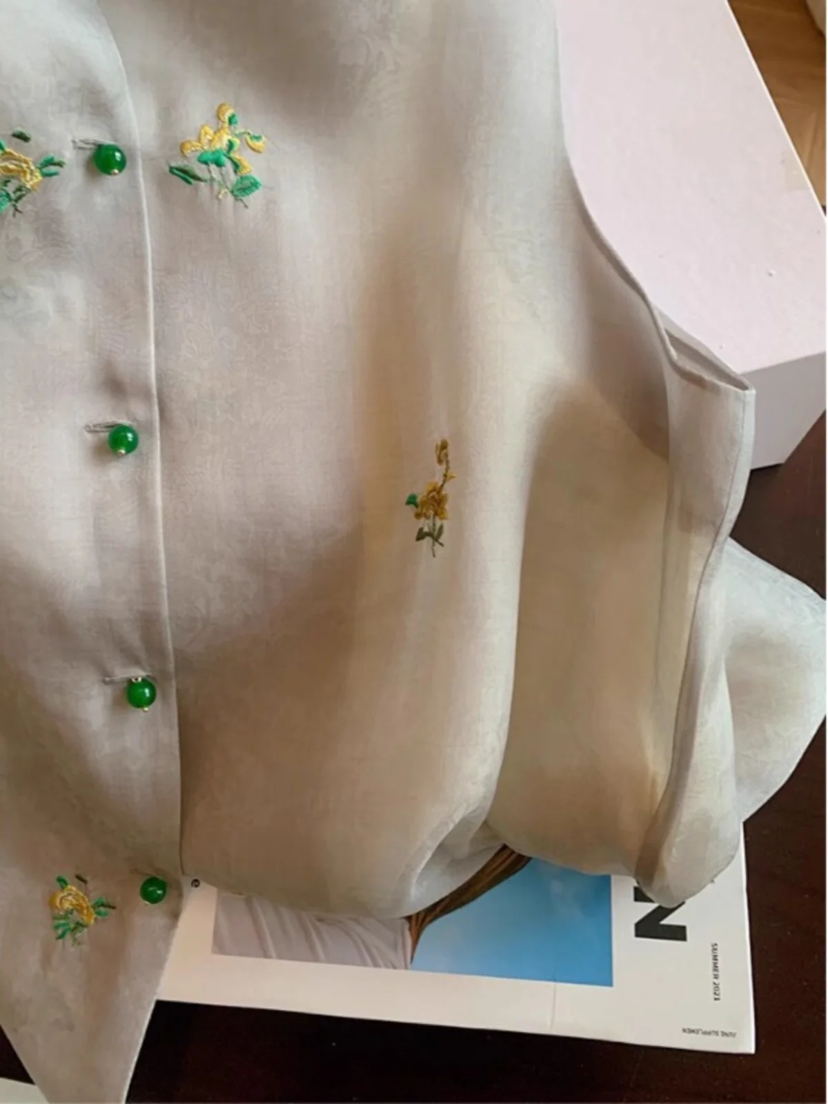 เสื้อกั๊กผู้หญิงสไตล์จีนใหม่ ปักลายหนัก แนววินเทจ ลายชาติพันธุ์  คอตั้ง  พร้อมแผ่นเสริมไหล่  สำหรับใส่ซ้อนชั้นในฤดูร้อน