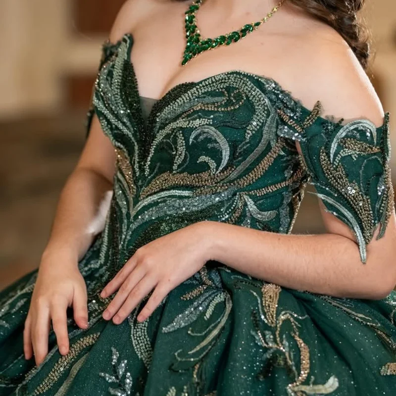 

Блестящие черновато-зеленые платья Quinceanera по индивидуальному заказу с открытыми плечами и блестками, аппликация с кристаллами, длинный хвост, Vestido 15, Quinceanera