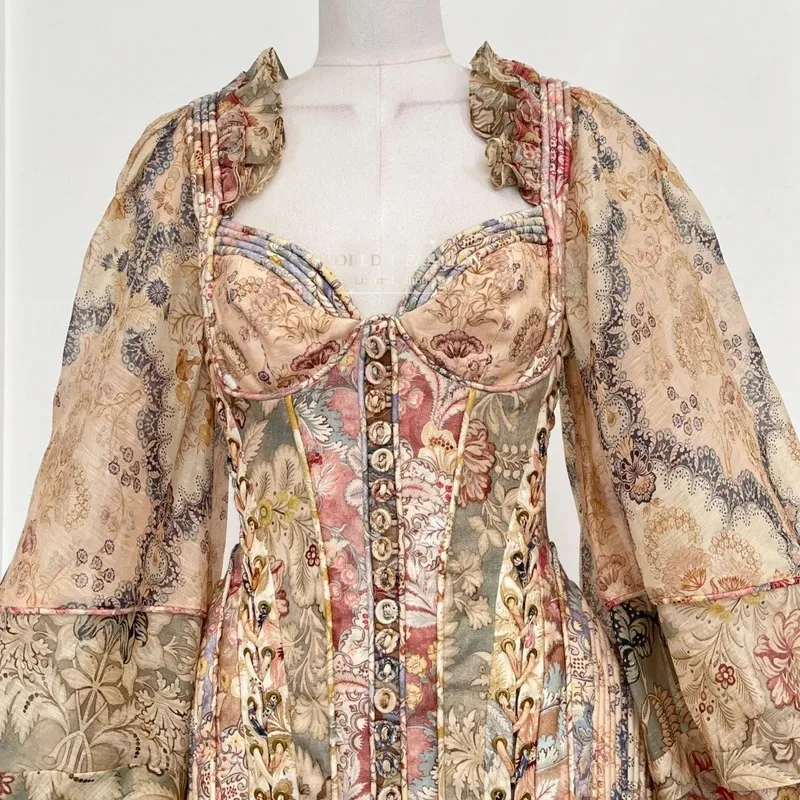 فستان نسائي لخريف 2026 جديد عالي الجودة مزين بالزهور والوردي والبني مطبوع عليه زهور وأكمام طويلة فساتين قصيرة بدون ظهر