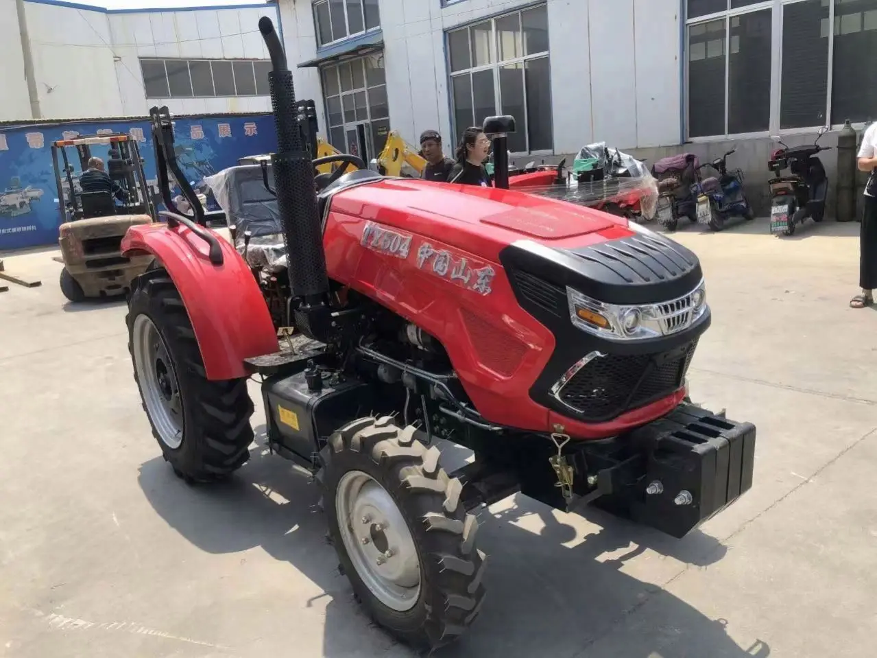 4WD 50HP Compact Multifunctional Tractor For Farm Cultivation And Lawn Trimming Work