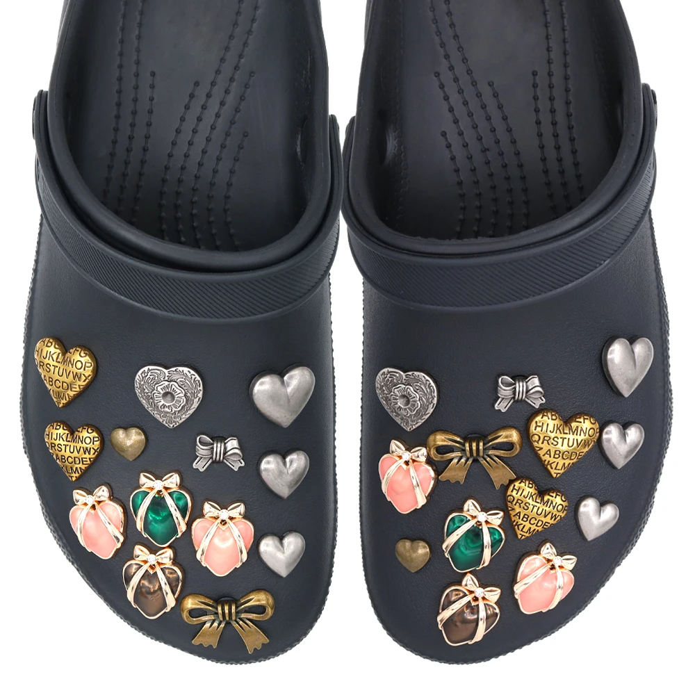 

Shoe Charms Croc Charm Heart Metal Material Bow Chain 1pcs Love Pink Shoe Decorations Sandalias Accessories Pines Pins A-4