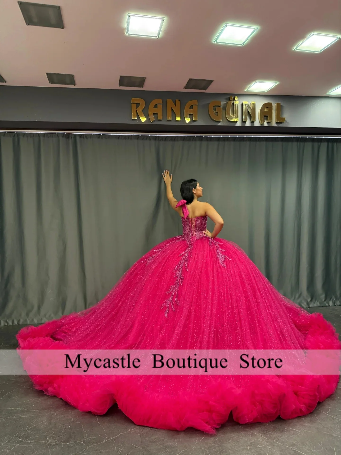 ชุดเดรสงาน Quinceanera สีชมพูสดแบบใหม่ ประดับด้วยลูกไม้ ปี 2025 ทรงบอลกาวน์ โบว์ผูกไหล่ข้างเดียว คอร์เซ็ท ชุดเดรสงาน Sweet 16 ชุดเดรสงานวันเกิด สามารถสั่งตัดได้