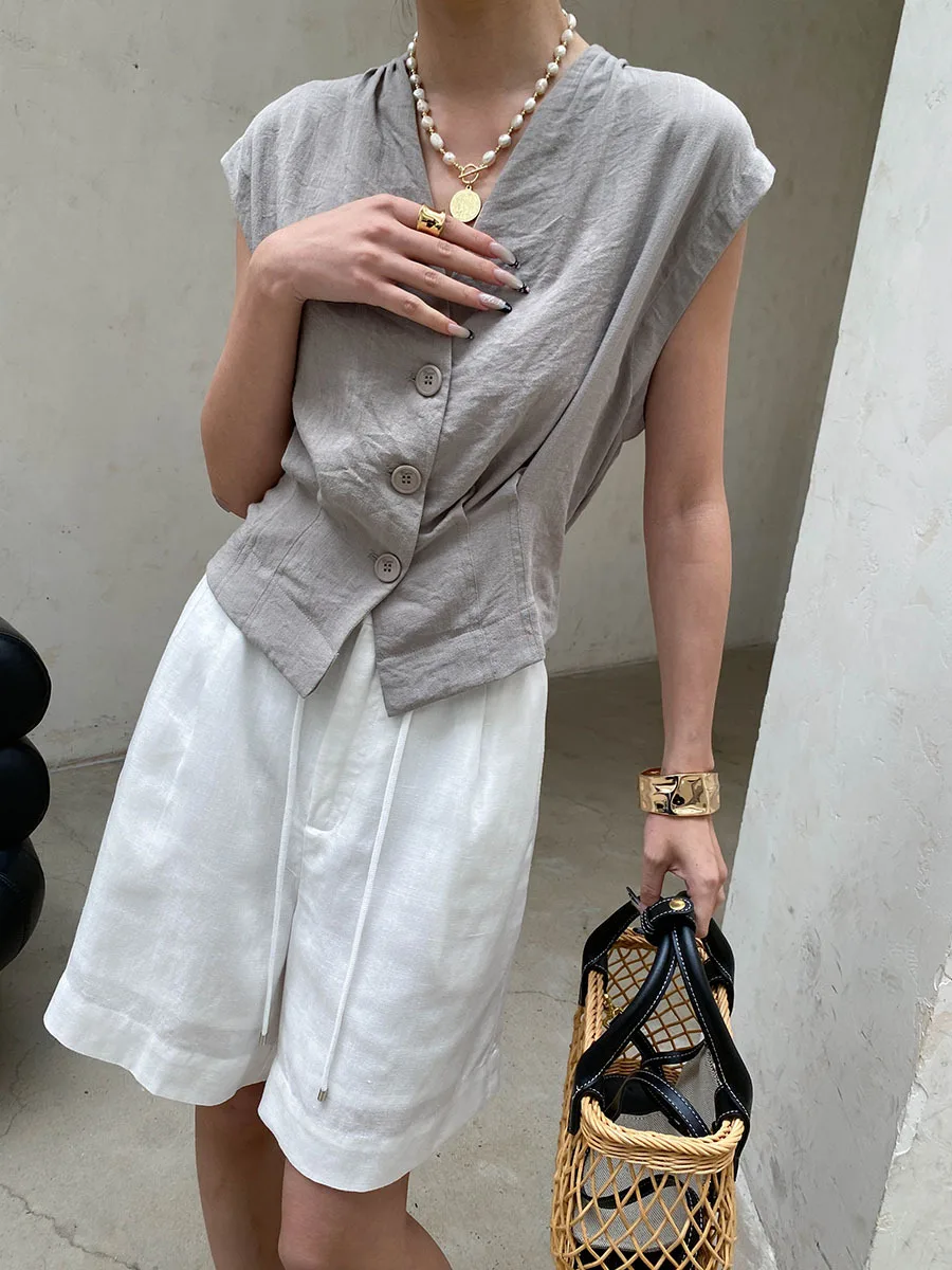 Sommerliche Damen-Weste in unifarbenem, lässigem Design mit Schultertasche, plissiertem V-Ausschnitt und ärmellosem Schnitt. – Detail 19