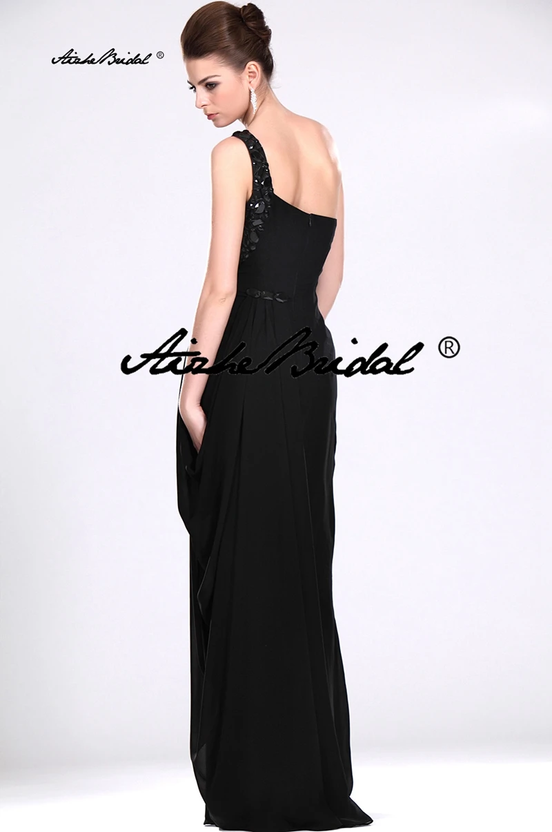 فساتين أم العريس القصيرة رائعة نحيفة على شكل حرف A بكتف واحد من الشيفون الأسود فستان أم العروس فستان حفلات الزفاف