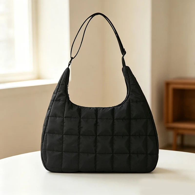 Minimalistische, gesteppte, voluminöse Tragetasche, modische Damen-Handtasche im Hobo-Stil, große Kapazität, gepolstert, tragbar, Winter-Schultertasche für den täglichen Gebrauch. – Detail 3