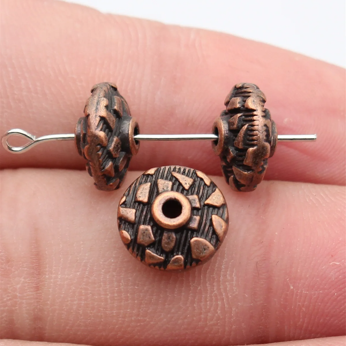 10 Stück 11 x 11 x 6,3 mm, 2 Farben, antike kupferfarbene, antikgoldfarbene Abstandsperlen, Schmuckzubehör aus Zinklegierung