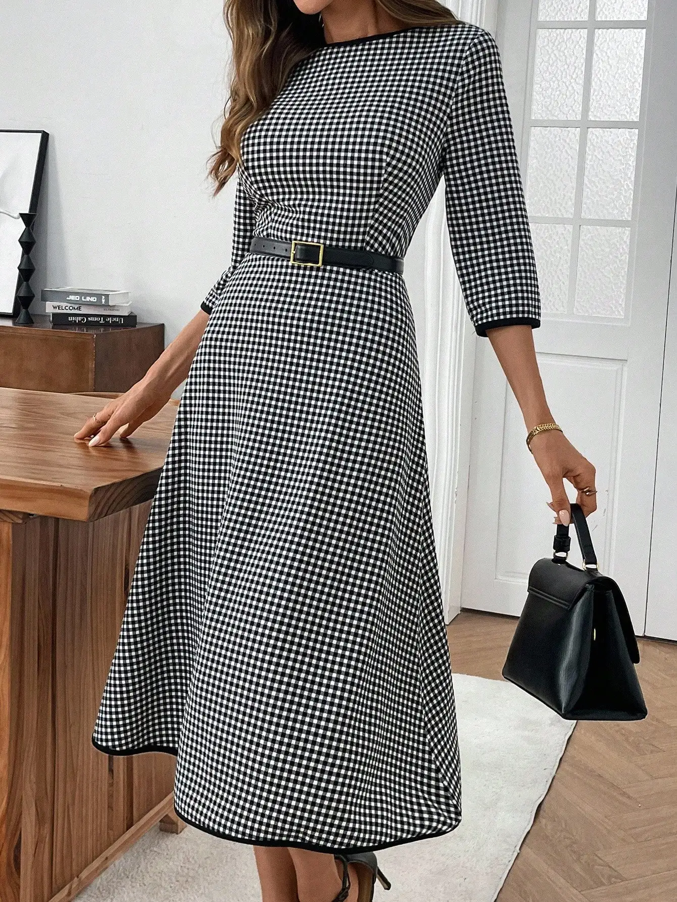 

Черно-белое платье миди в клетку с поясом, рукав 3/4, А-силуэт