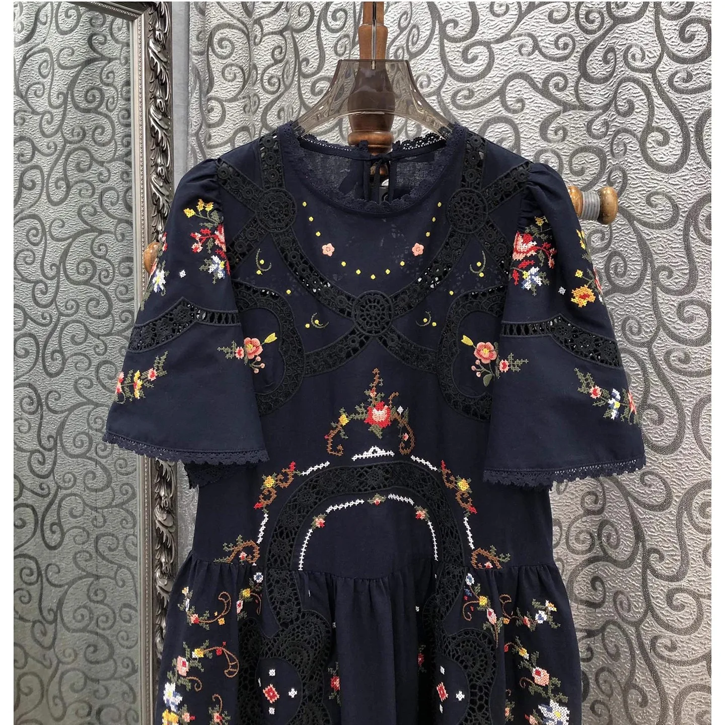 최고급 새 가을 원피스 여성용 전체 자수 꽃무늬 반팔 중간 길이 면마 원피스