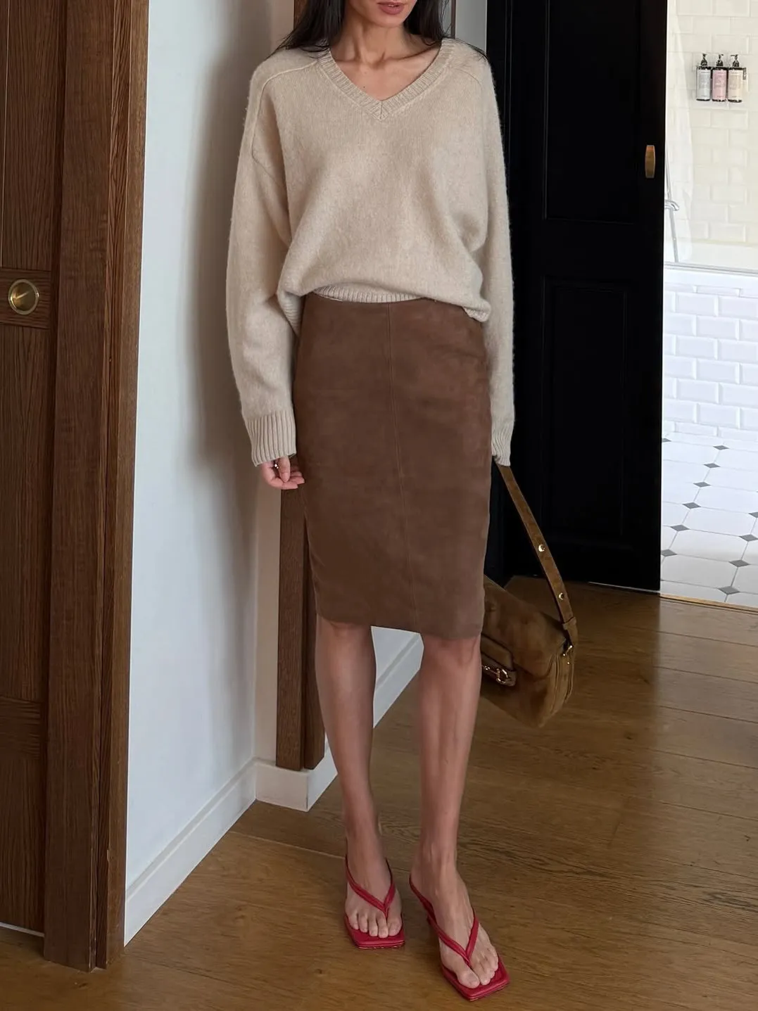 

Loose Woolen Knitted Sweater with Small V-Neck And Suede Skirt High Waist Soft Luster Women's Casual Fashion Winter Dress