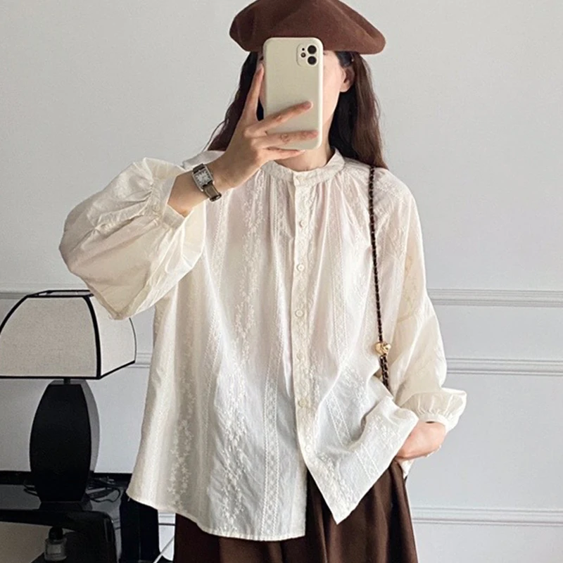 Camisas blancas con bordado Floral para mujer, blusas elegantes de manga larga acampanada para primavera y otoño, cuello redondo, botonadura única para mujer