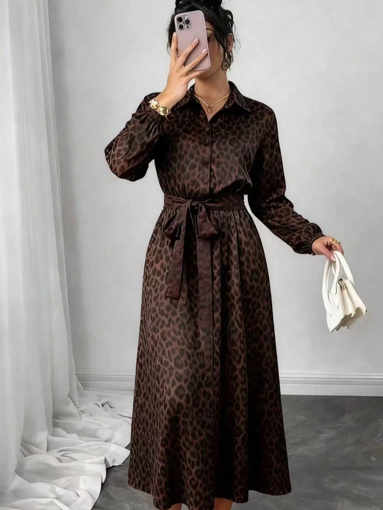 

Элегантное женское платье-рубашка с леопардовым принтом, длинными рукавами, на пуговицах, с расклешенным подолом