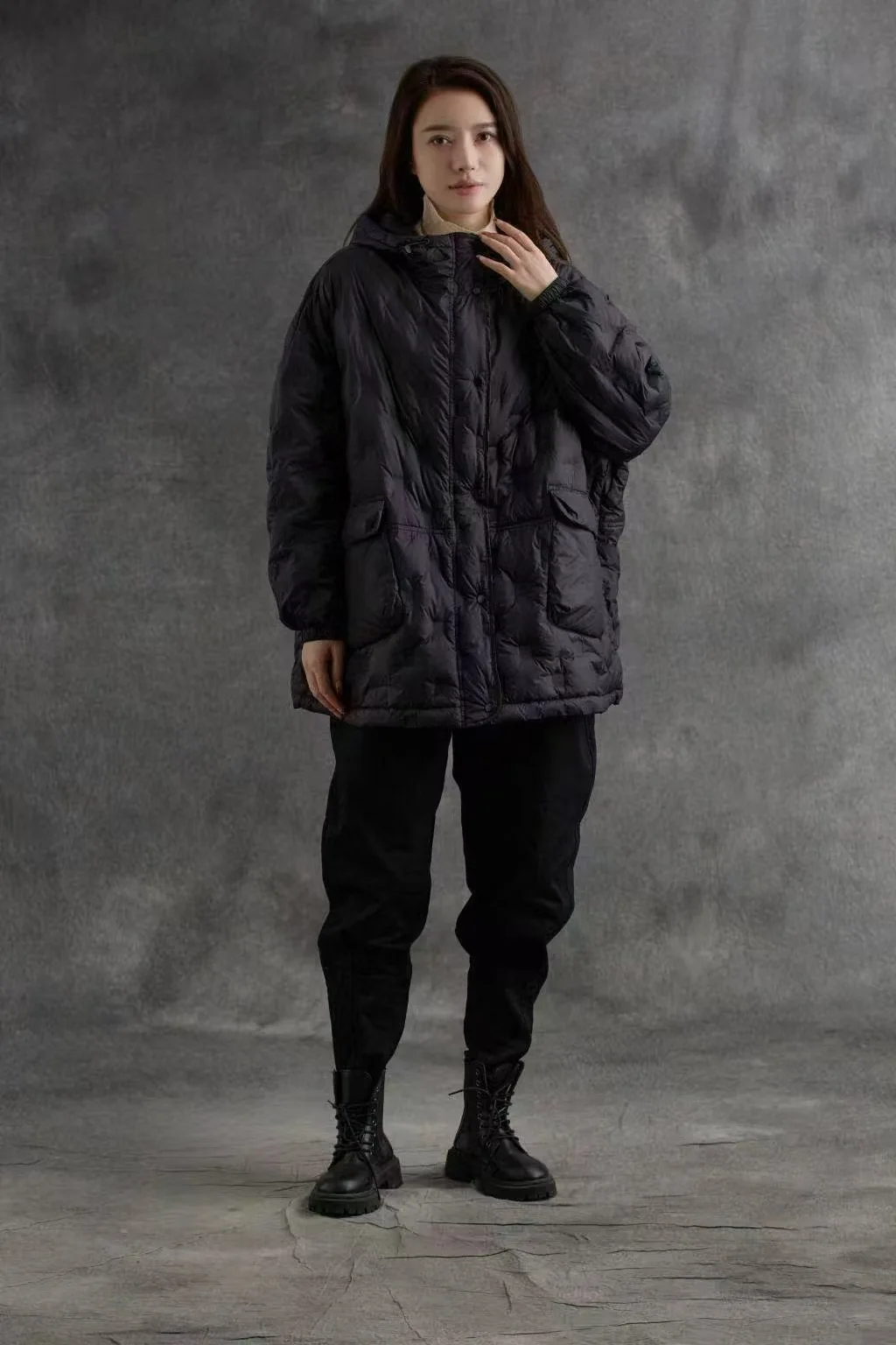 سترة نسائية شتوية جديدة لعام 2025 بغطاء للرأس سترة فضفاضة بغطاء للرأس باللون الأبيض