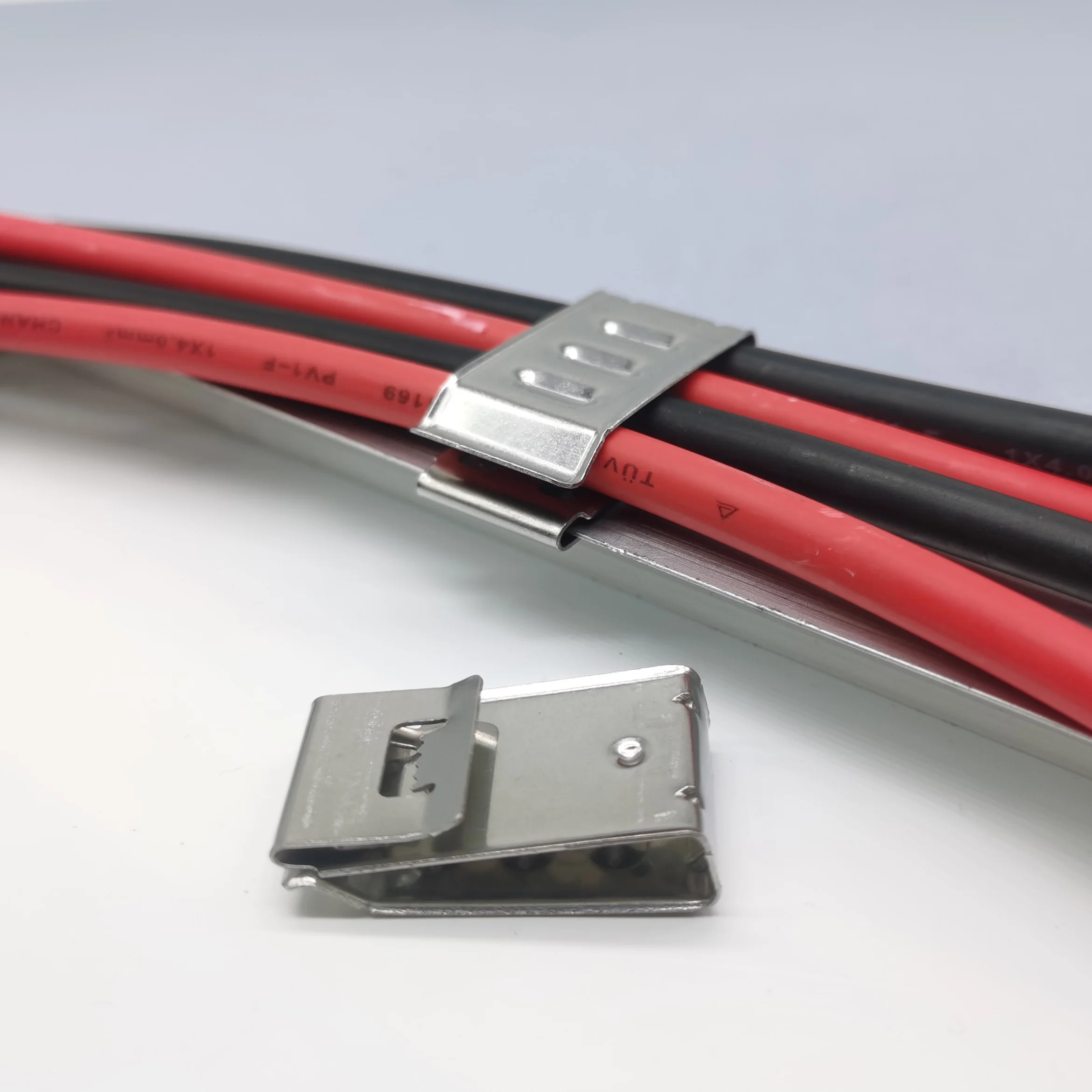 24mm Spec SUS304 Double Wire PV Cable Clip, Stainless Steel Solar Cable Clamp Accessories, Precise Size Parts for Standard Two-C