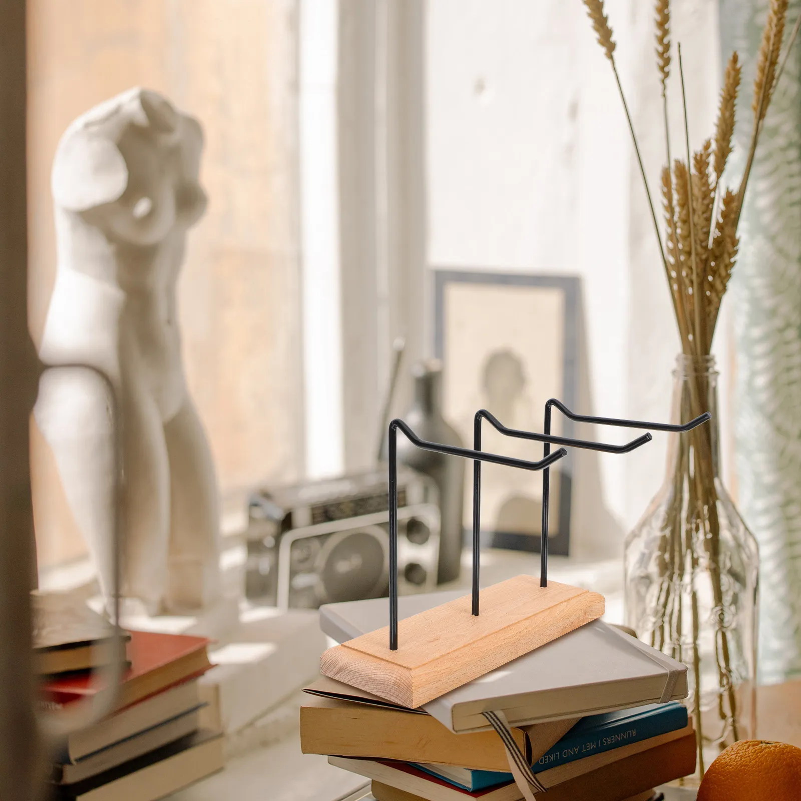 

Деревянная подставка для украшений с железным основанием: органайзер для серег, ожерелий, браслетов, ключей. Настольный декор для дома и хранения.