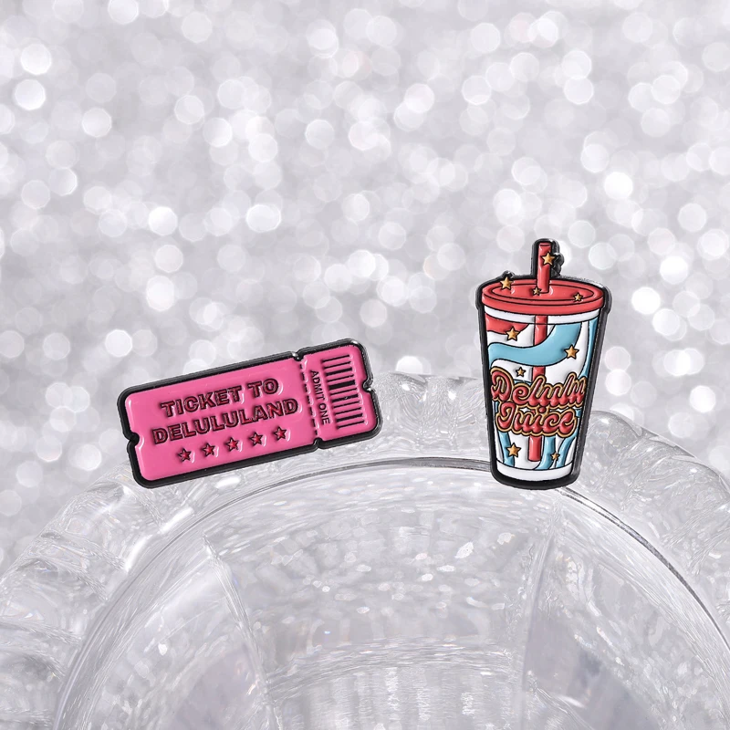 ديلو عصير المينا دبابيس الكرتون تذكرة لديلولاند دبابيس التلبيب شارات الملابس مضحك مجوهرات هدية للأطفال الأصدقاء