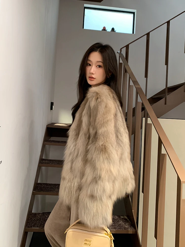 Abrigo de piel de zorro importado finlandés joven y abrigo de piel para mujer
