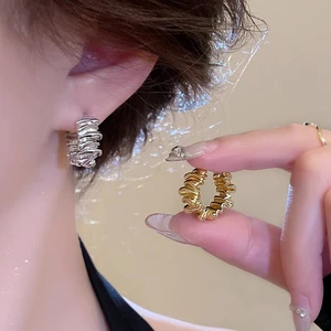 أقراط مطوية متموجة غير منتظمة للنساء الرجعية العصرية المعدنية النحاس تصميم بسيط مزاج مجوهرات الأزياء العليا أفضل 6 هدايا مبيعات لامرأة تبلغ من العمر 60 عاما - رقم 1