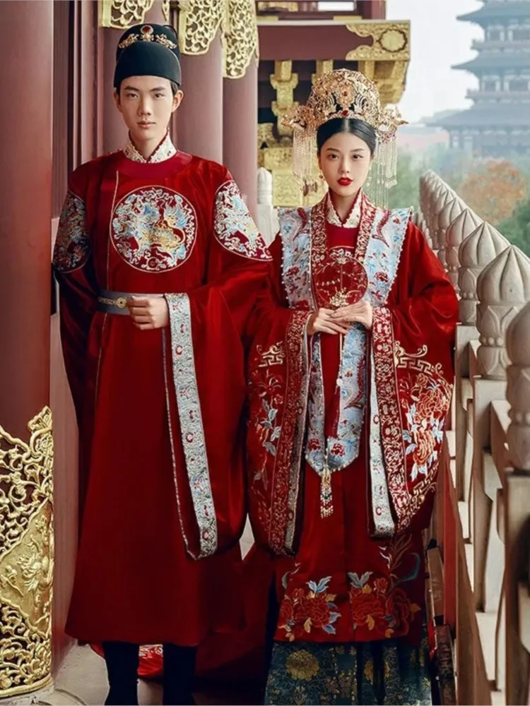 

The wears a complete set of men's and women's wedding gowns in new Chinese-style Han-style dress