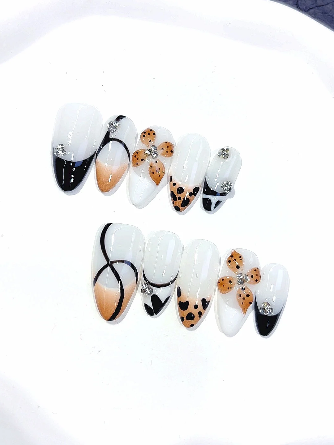 Leopardo blanco y flor 3D, diamantes de imitación, almendra, prensa en las uñas, juego de uñas postizas hechas a mano para mujeres (10 piezas) D558