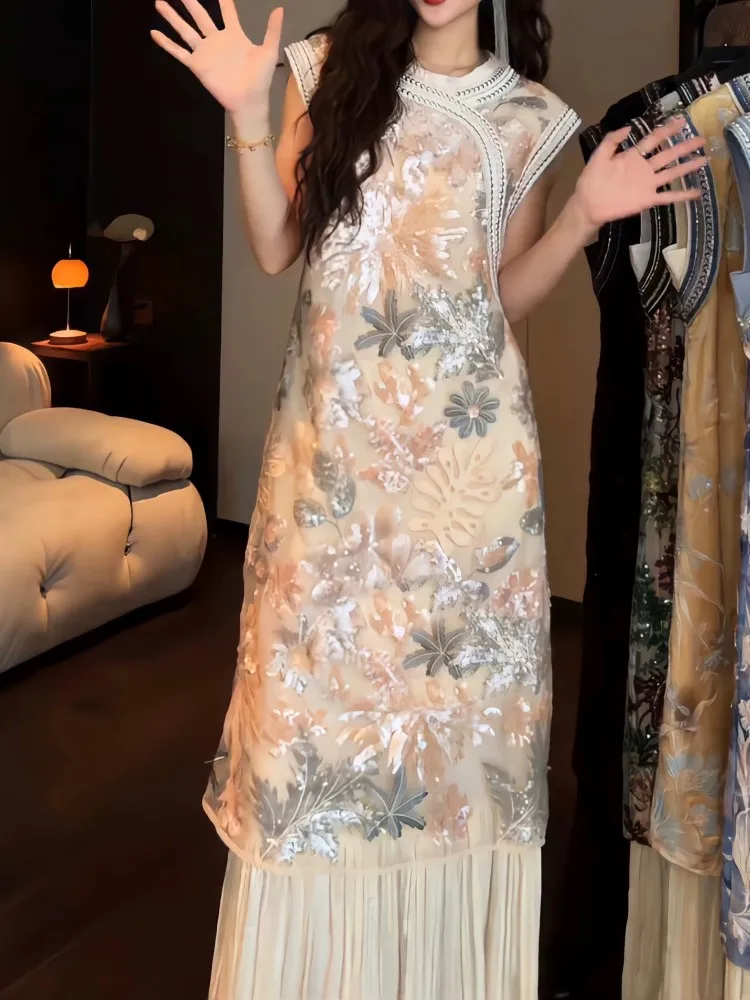 

A new style of hand-painted cheongsam dress with heavy beaded embroidery and jacquard