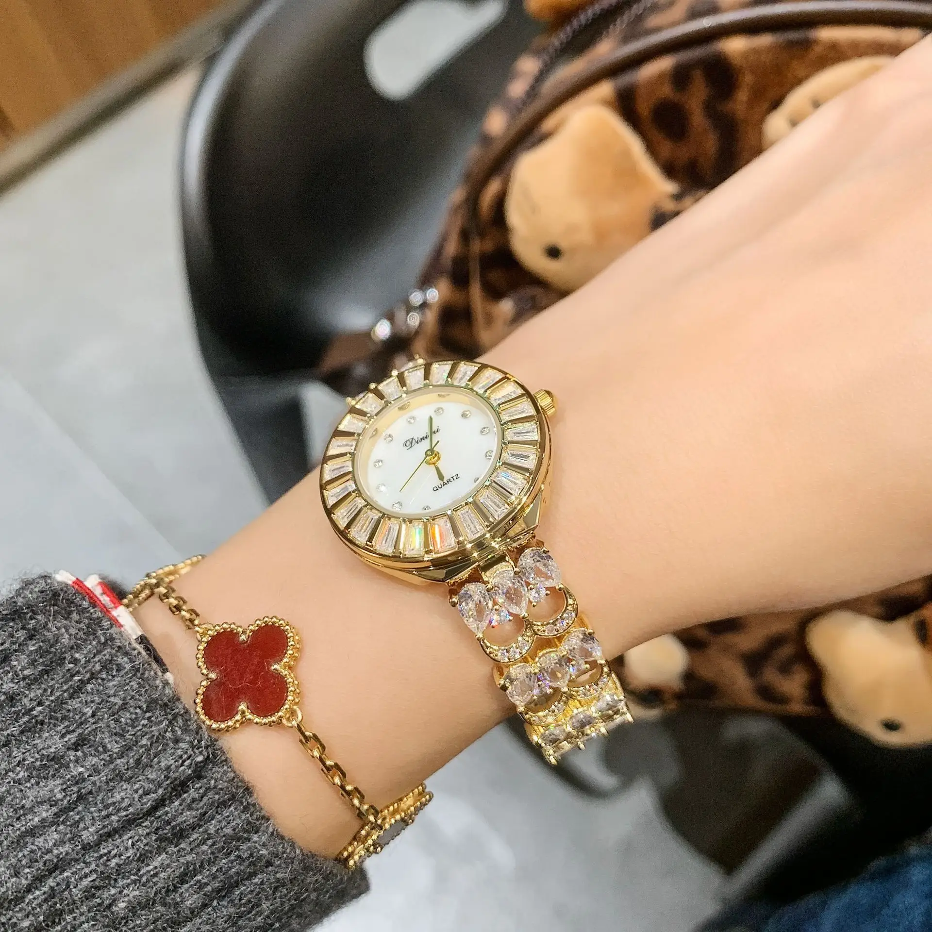 Jam tangan rantai untuk wanita, jam tangan gelang mewah kelas atas, jam tangan wanita gaya baru, jam tangan mewah berkualitas tinggi, hadiah wanita