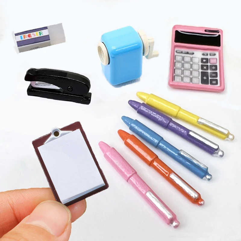 Mini agrafeuse/calculatrice/stylo à bille/affûteur – Mini fournitures de bureau modèle 1:12 pour la décoration de maison de poupée et de scène de bureau