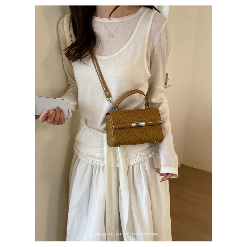 

Trendy and fashionable woven bag for women, 2026 new model, high-end sensory and comfortable crossbody small square bag