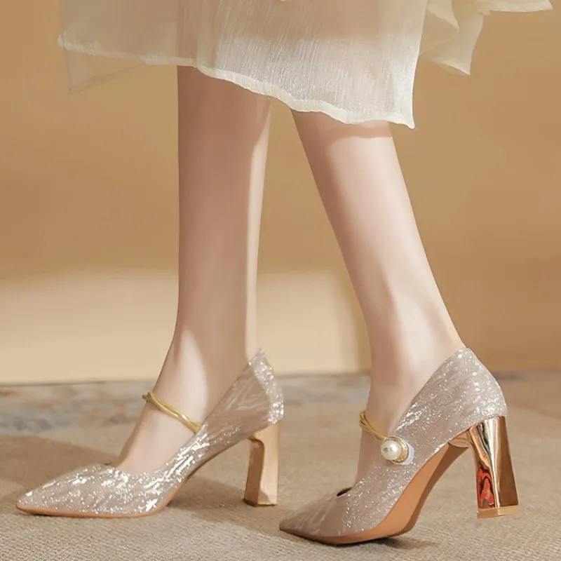 حذاء فردي بكعب عريض 2025 بمقدمة مدببة وفم ضحل وكعب بحزام لؤلؤي لامع #4