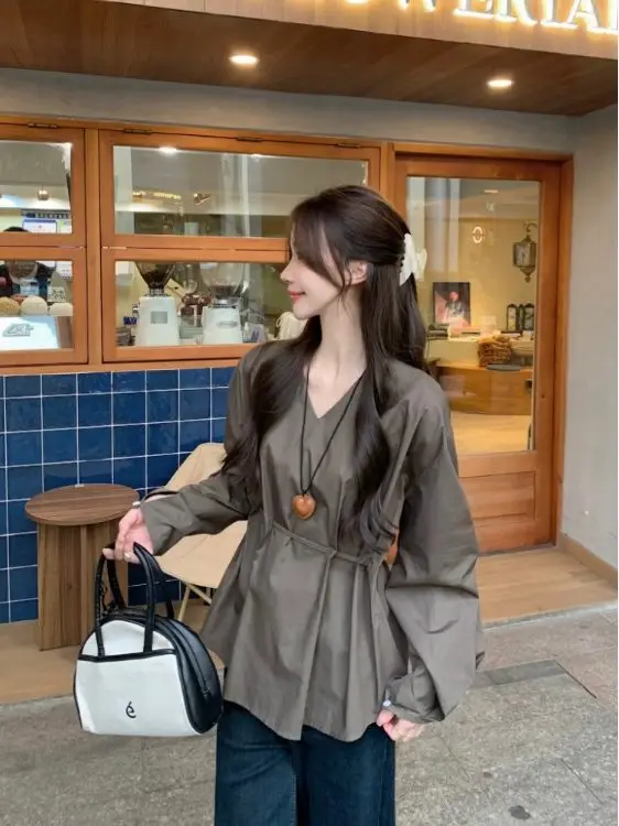 

White V-Neck Long Sleeve Skin-Friendly Women's Shirt Slimming Waist-Cinching Fashionable Early Spring 2026 Top