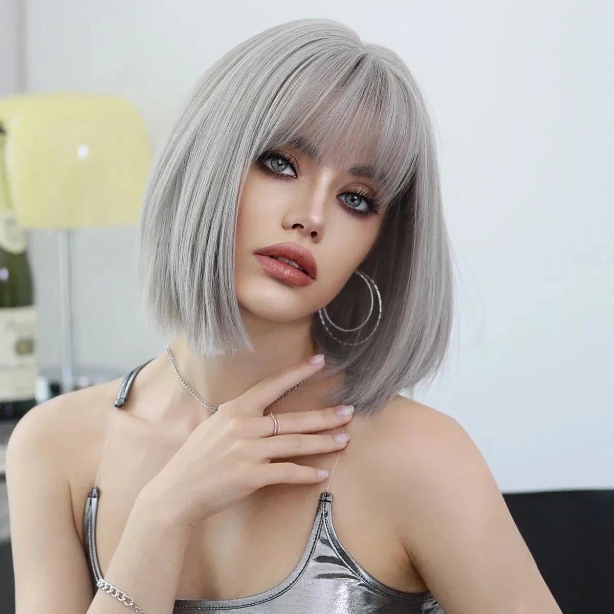 ผู้หญิงผมสังเคราะห์สีเทาสั้นตรงปาร์ตี้คอสเพลย์วิกผมพร้อมขอบ