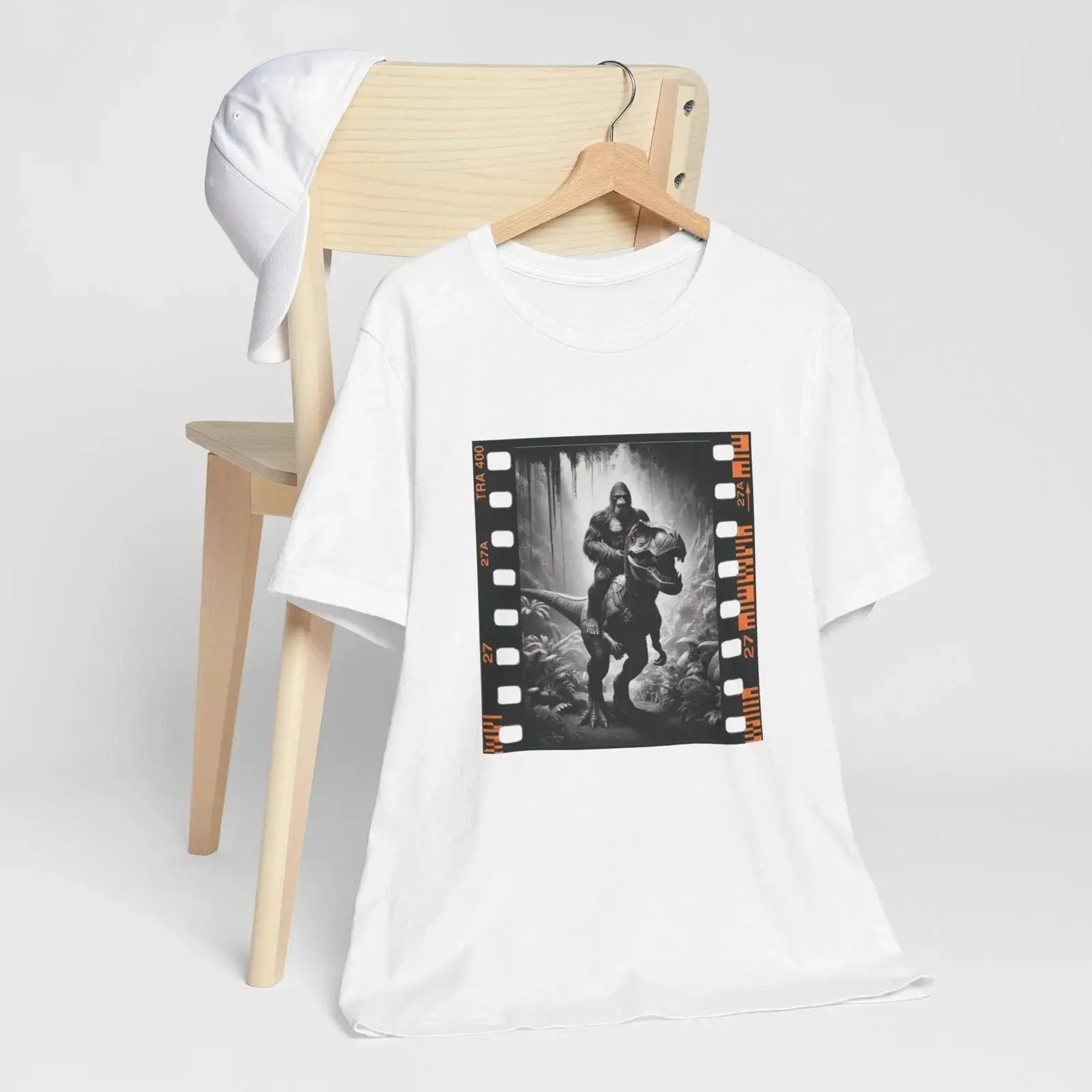 Funny Bigfoot Sasquatch Riding Dinosaur Vintage Film Frame T Shirt Humor Novelty Casual vintage Washed Comfortable homme
