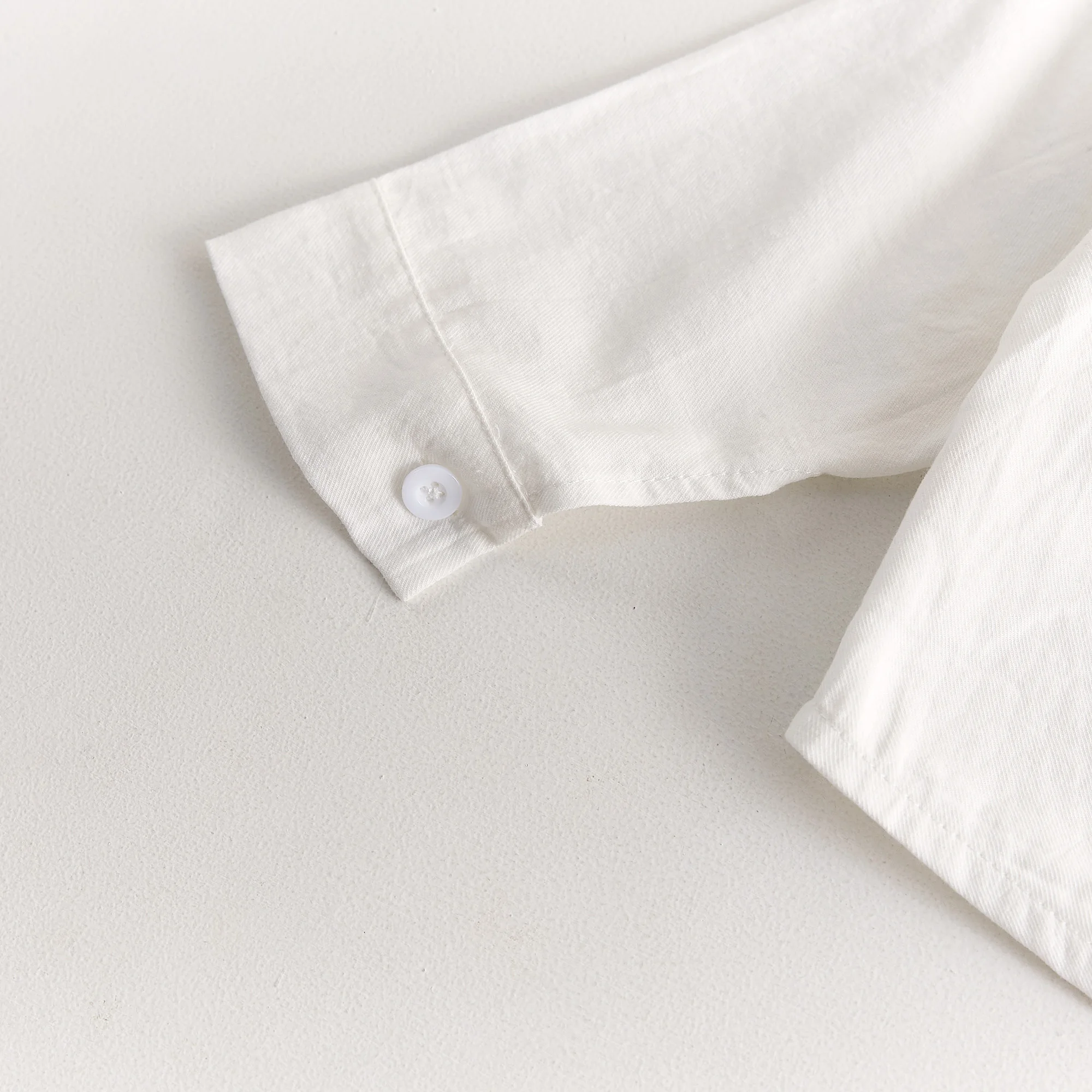 Unisex-Baby-Langarmshirt in Weiß, neues Design für die Herbst- und Frühjahrssaison, stilvolles und vielseitiges Oberteil für Babys und Kleinkinder. – Detail 6