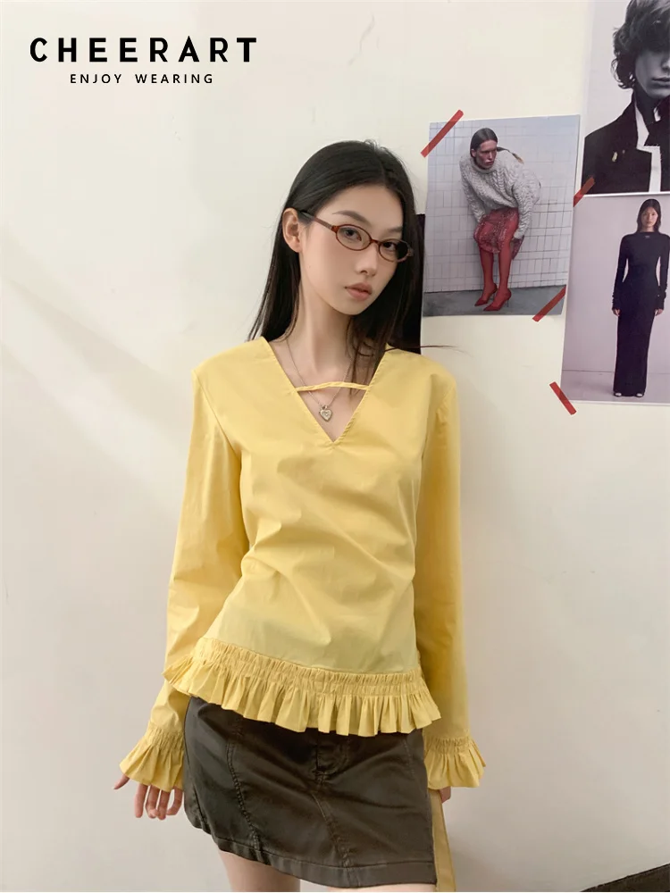 

CHEERART, осень 2025 г., модная женская желтая блузка с длинным рукавом, оборками, расклешенными рукавами и v-образным вырезом, модный топ, женские блузки, осенняя одежда