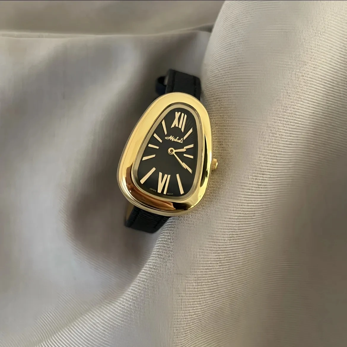 ساعة نسائية جديدة على شكل ثعبان لعام 2025، حزام من الجلد الطبيعي، ساعة ريترو، أرقام رومانية فاخرة