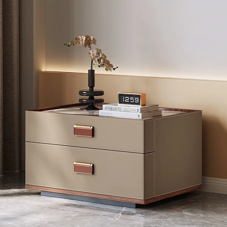 طاولة بجانب السرير من بلاطة الصخور الإيطالية البسيطة، سرج من الجلد الصلب، طاولة بجانب السرير، خزانة غرفة النوم