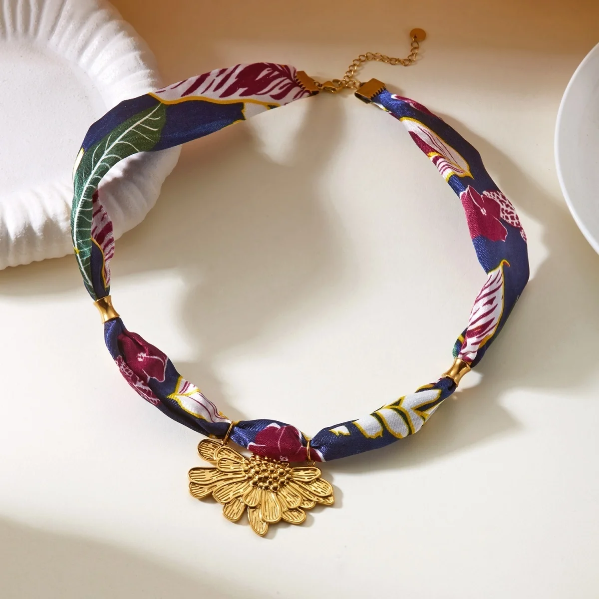 Botanisch bedruckter marineblauer Schal, Edelstahl-Halskette mit geprägten Blumen für Damen, unregelmäßiger Acryl-Perlen-Choker-Schmuck – Detail 25