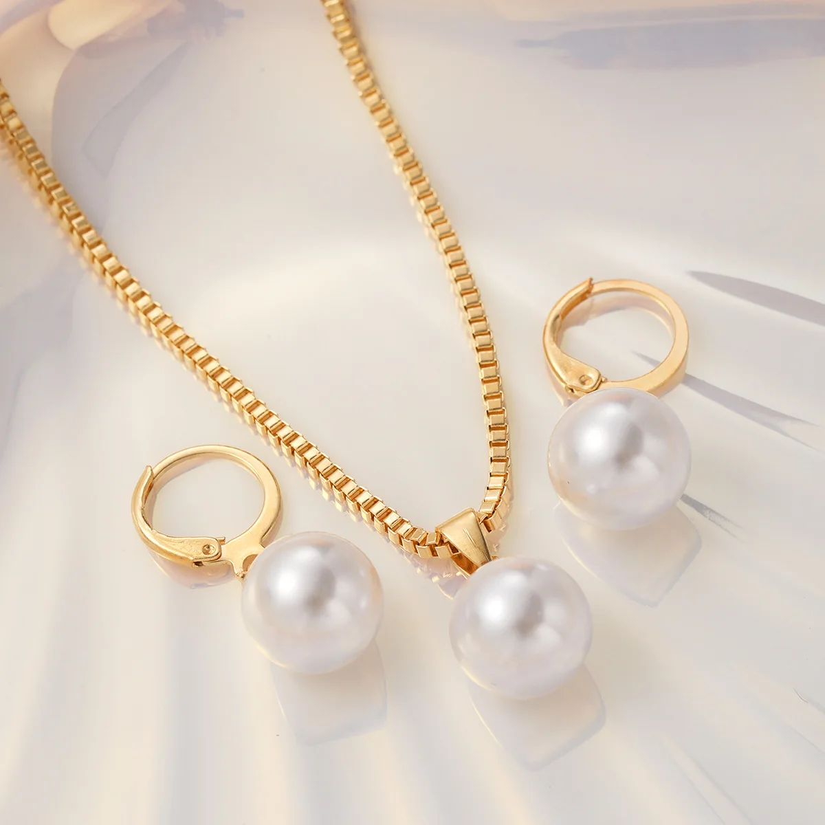 Modeschmuck-Set mit Perlen für Damen, bestehend aus Ohrringen und einer Halskette mit Anhänger, schlichtes, zartes Design, ideal für den täglichen Gebrauch und als Accessoire für Partys. – Detail 2
