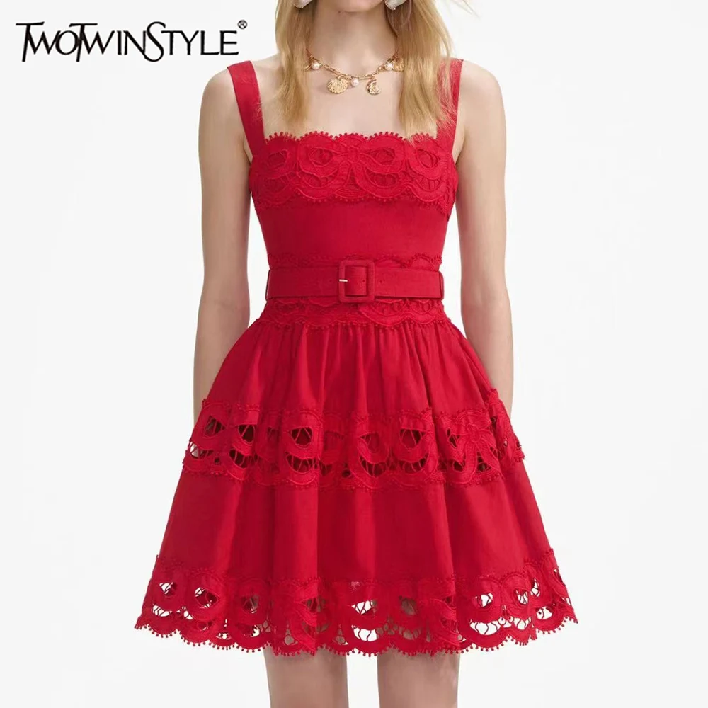 

TWOTWINSTYLE однотонные утягивающие мини-элегантные платья для женщин с квадратным вырезом без рукавов, ажурное лоскутное кружевное платье, женская мода