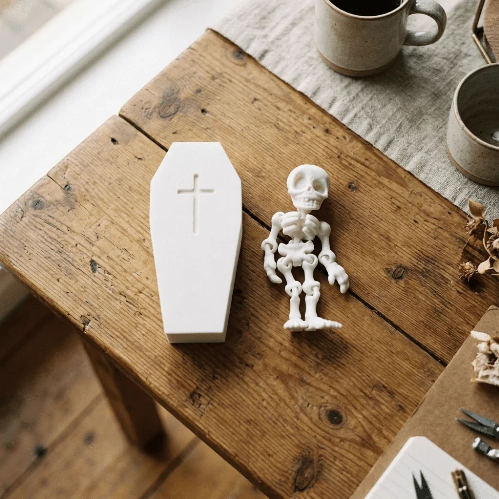 Novelty 3D-Printed Articulated Skeleton Removable Flexible Joints Halloween Mini Coffin Box Plastics Posable Skeleton Office