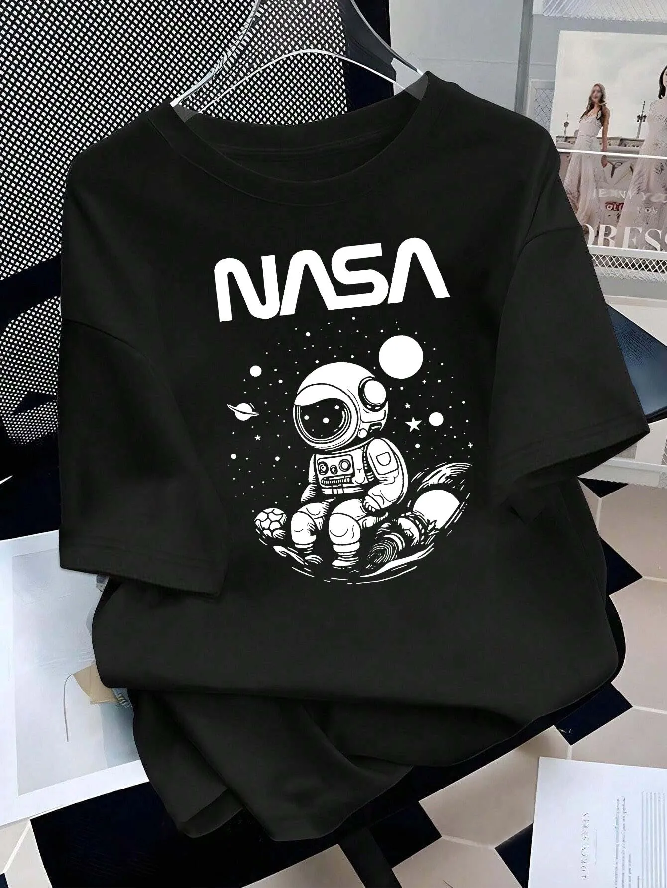 

Плюс размер НАСА - Тематическая футболка с астронавтом и космическими элементами для выхода - из - это - World Stylish Vibe