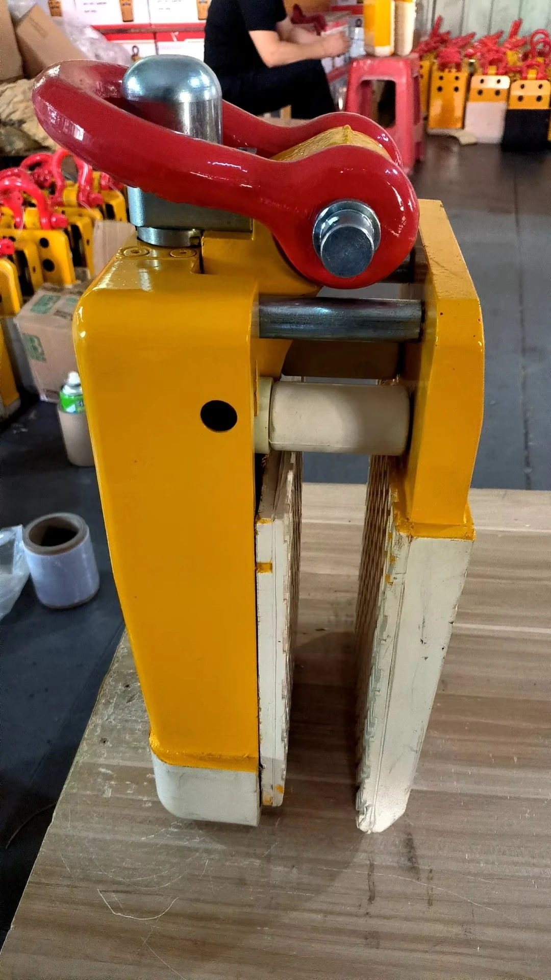 Professional Heavy  Large Stone Slab Handling Fixture with Scratch Resistant Rubber Pads for Curb Shoulder Stones