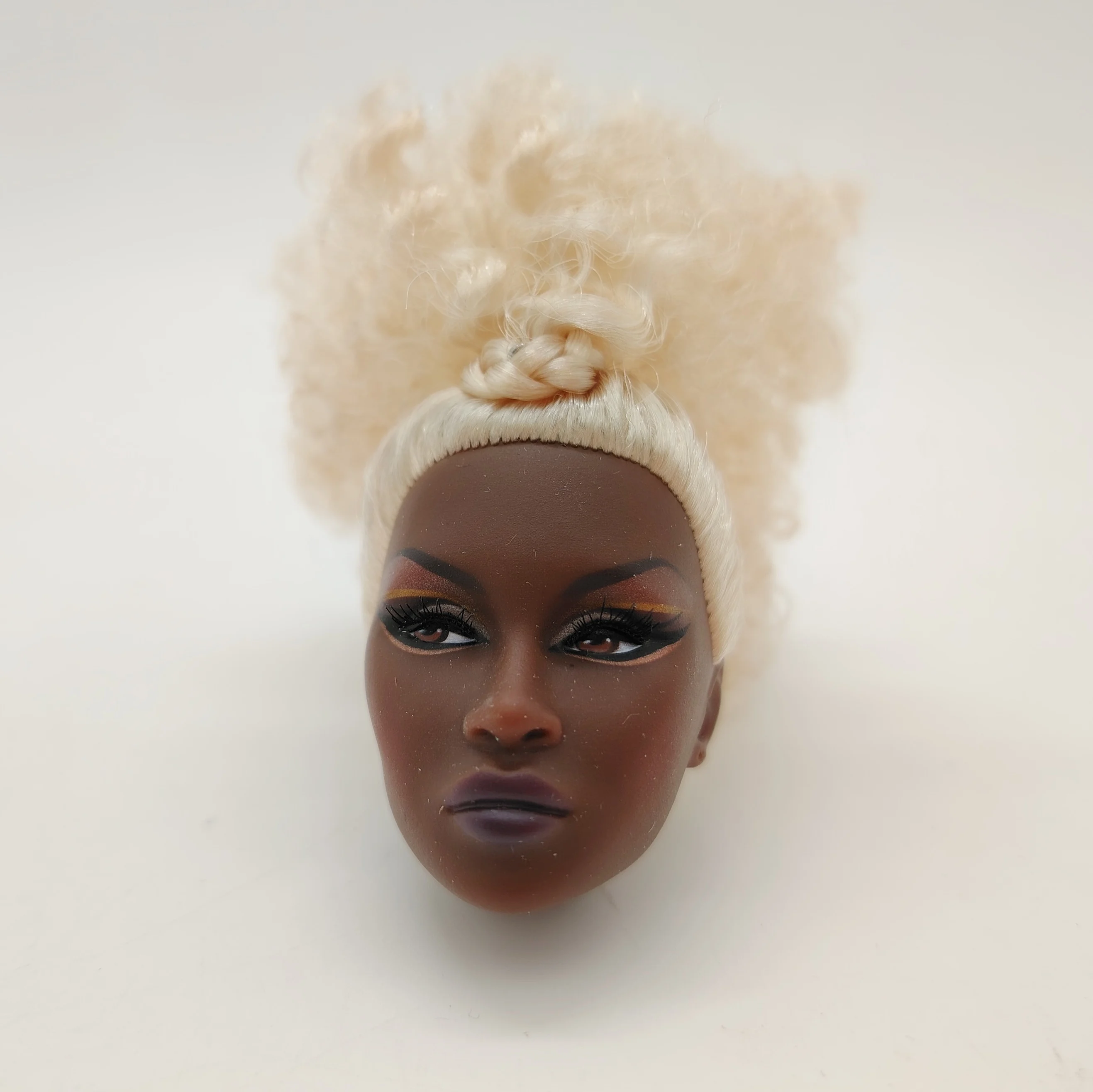 

Модная кукольная голова Fashion Royalty Nu.face Adele Makeda Dark A Skin Blonde Hair Reroot, масштаб 1/6